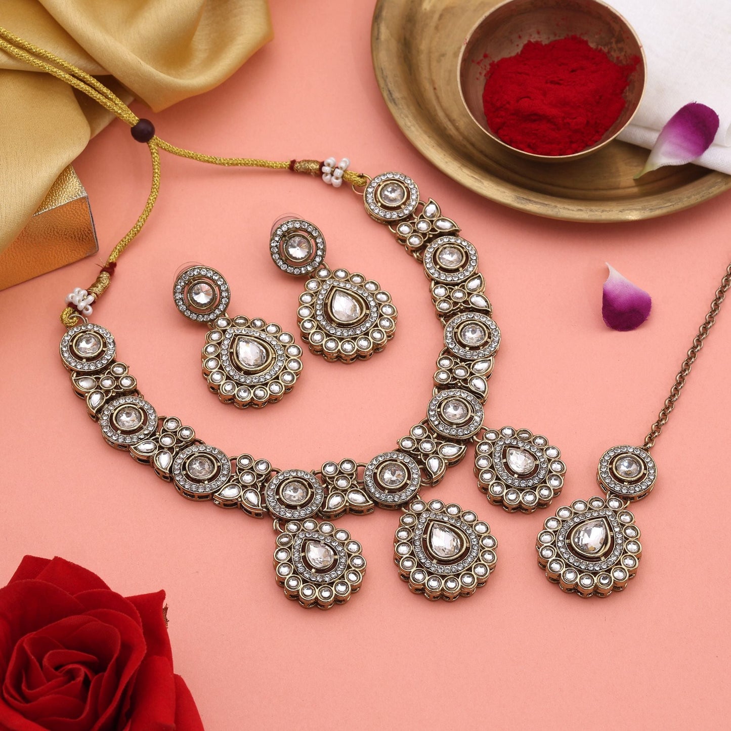 Königliches weißes Kundan-Halskettenset mit Perlendetails für elegante Bräute