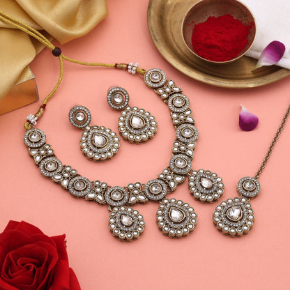 Königliches weißes Kundan-Halskettenset mit Perlendetails für elegante Bräute