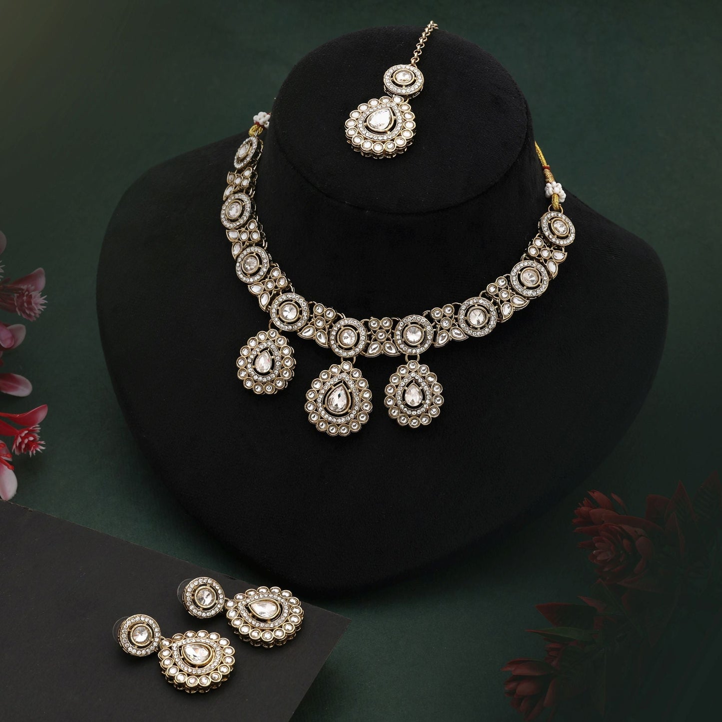 Königliches weißes Kundan-Halskettenset mit Perlendetails für elegante Bräute