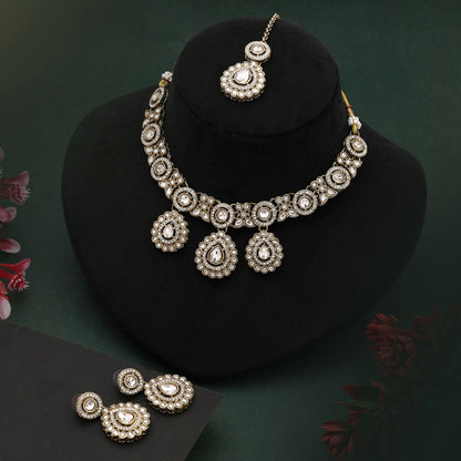 Königliches weißes Kundan-Halskettenset mit Perlendetails für elegante Bräute