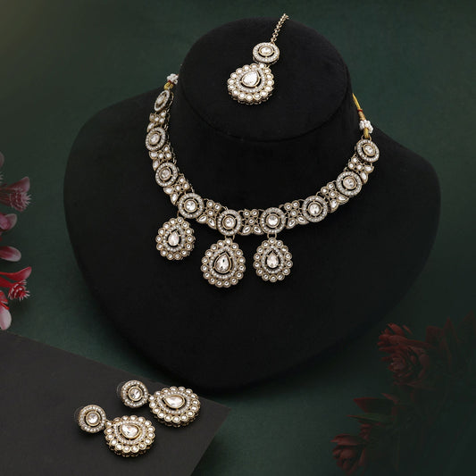 Königliches weißes Kundan-Halskettenset mit Perlendetails für elegante Bräute