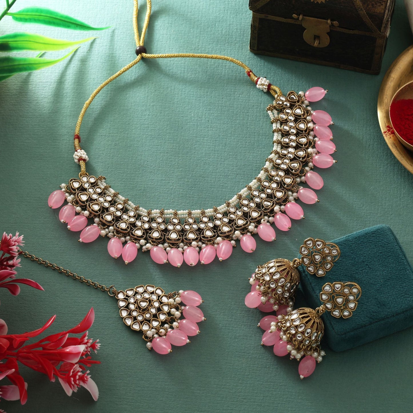 Zartrosa Kundan-Halsketten-Set mit zarten Perlen für elegante Anlässe