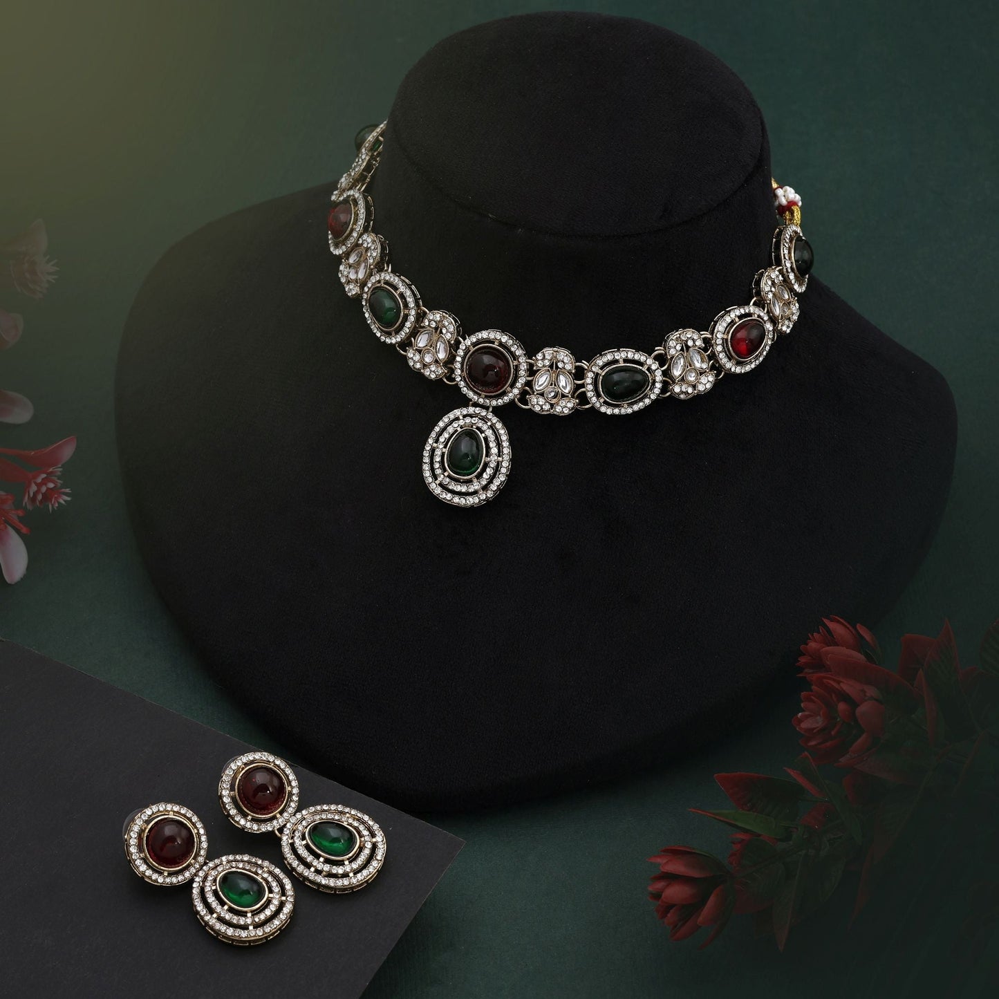 Traditionelles kastanienbraunes und grünes Kundan-Halskettenset mit klassischem königlichem Design