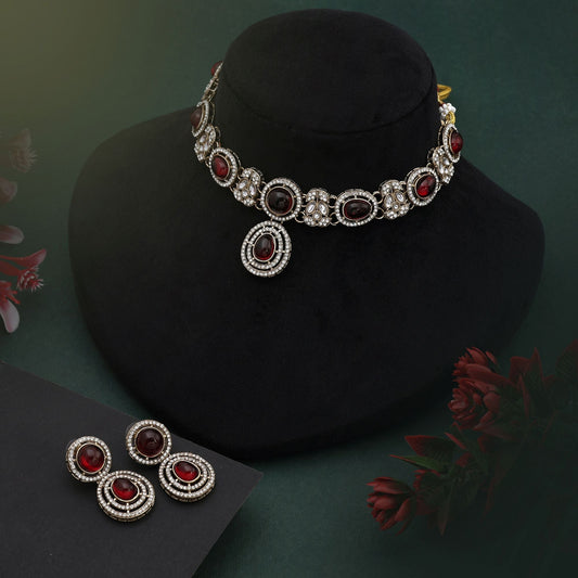 Traditionelles kastanienbraunes Kundan-Halsketten-Set mit antiker Politur für königliche Kleidung