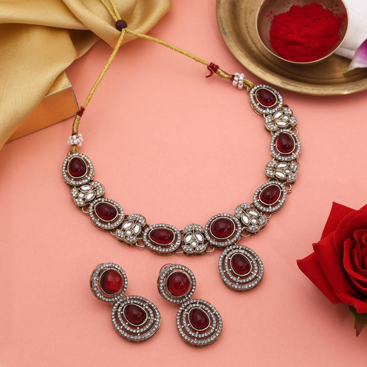 Traditionelles kastanienbraunes Kundan-Halsketten-Set mit antiker Politur für königliche Kleidung
