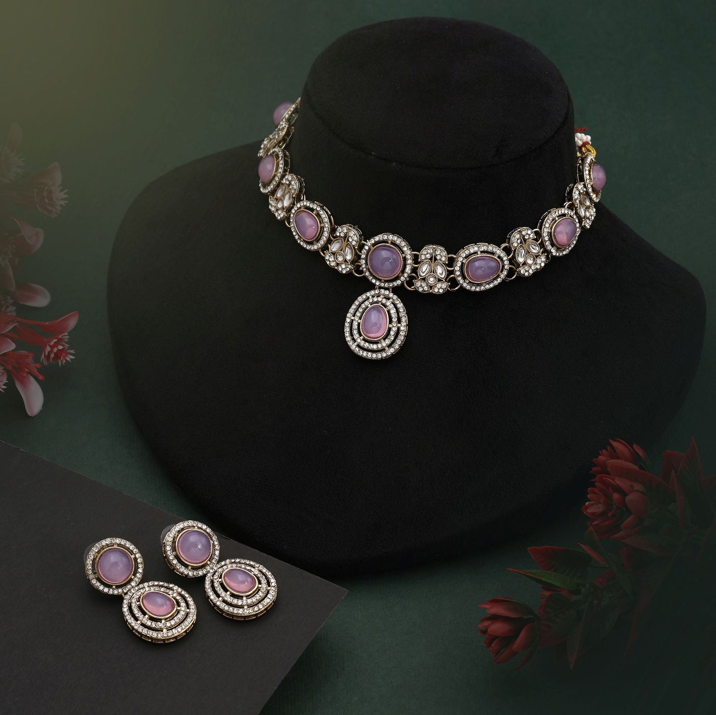 Trendiges Kundan-Halskettenset in Pink mit goldenen Details für elegantes Tragen