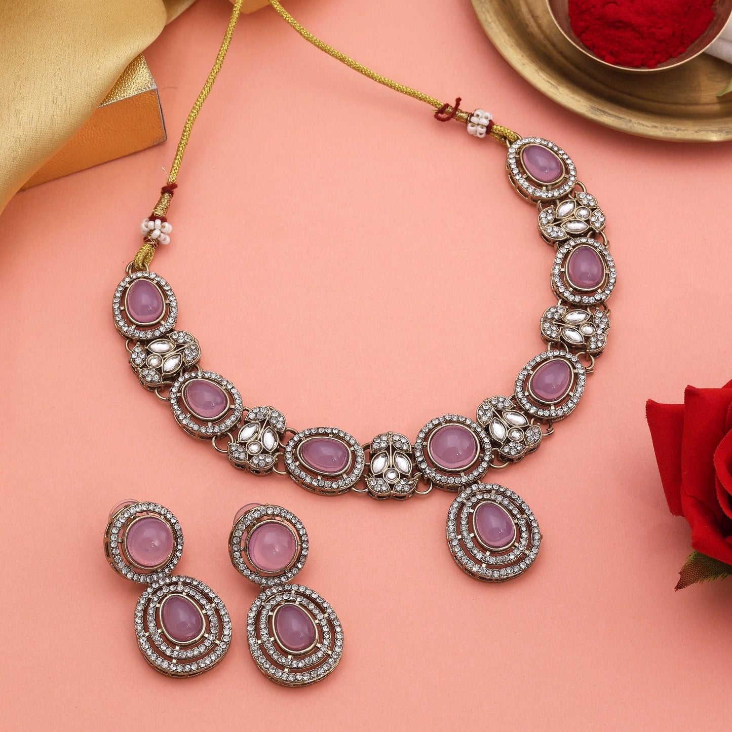 Trendiges Kundan-Halskettenset in Pink mit goldenen Details für elegantes Tragen