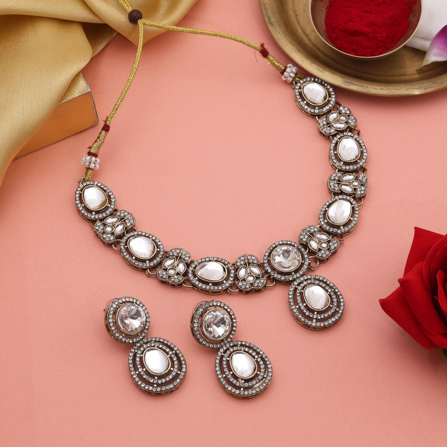 Königliches weißes Kundan-Halsketten-Set mit Perlen und Steinen für den Brautgebrauch