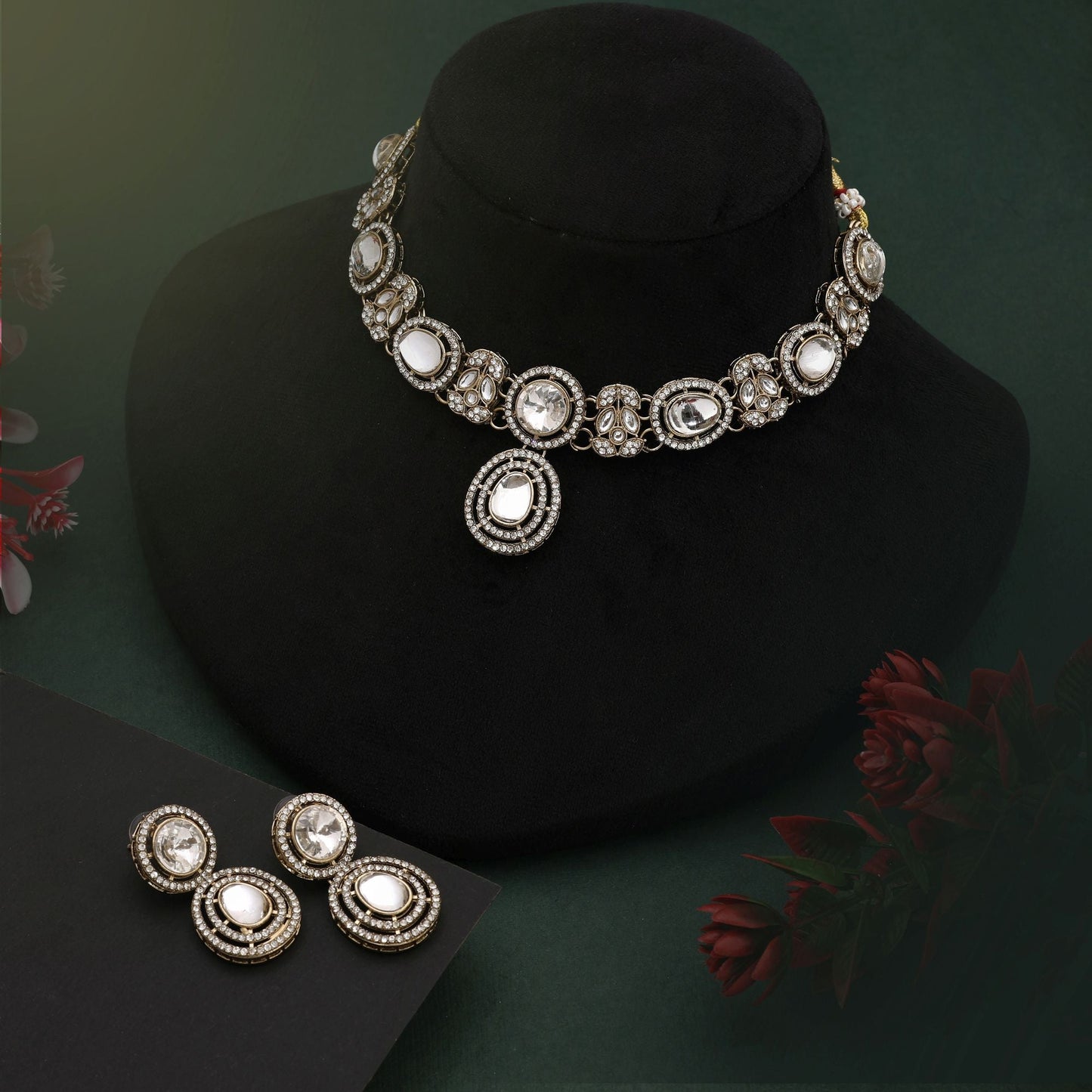 Königliches weißes Kundan-Halsketten-Set mit Perlen und Steinen für den Brautgebrauch