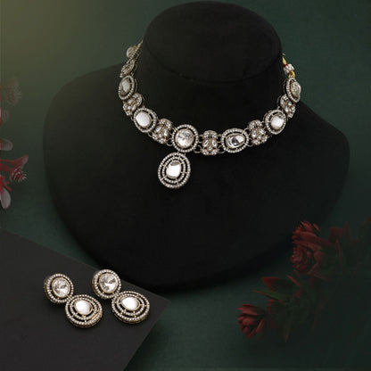 Königliches weißes Kundan-Halsketten-Set mit Perlen und Steinen für den Brautgebrauch