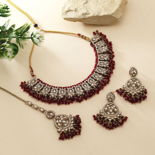 Traditionelles kastanienbraunes Kundan-Halsketten-Set mit Goldpolitur für Brautmode