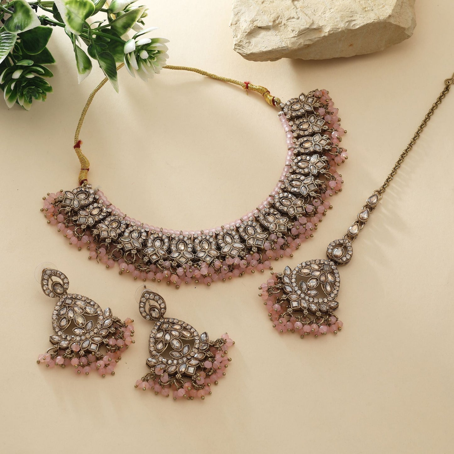 Stilvolles rosafarbenes Kundan-Halsketten-Set mit feiner Steinarbeit für Party-Looks