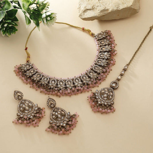 Stilvolles rosafarbenes Kundan-Halsketten-Set mit feiner Steinarbeit für Party-Looks