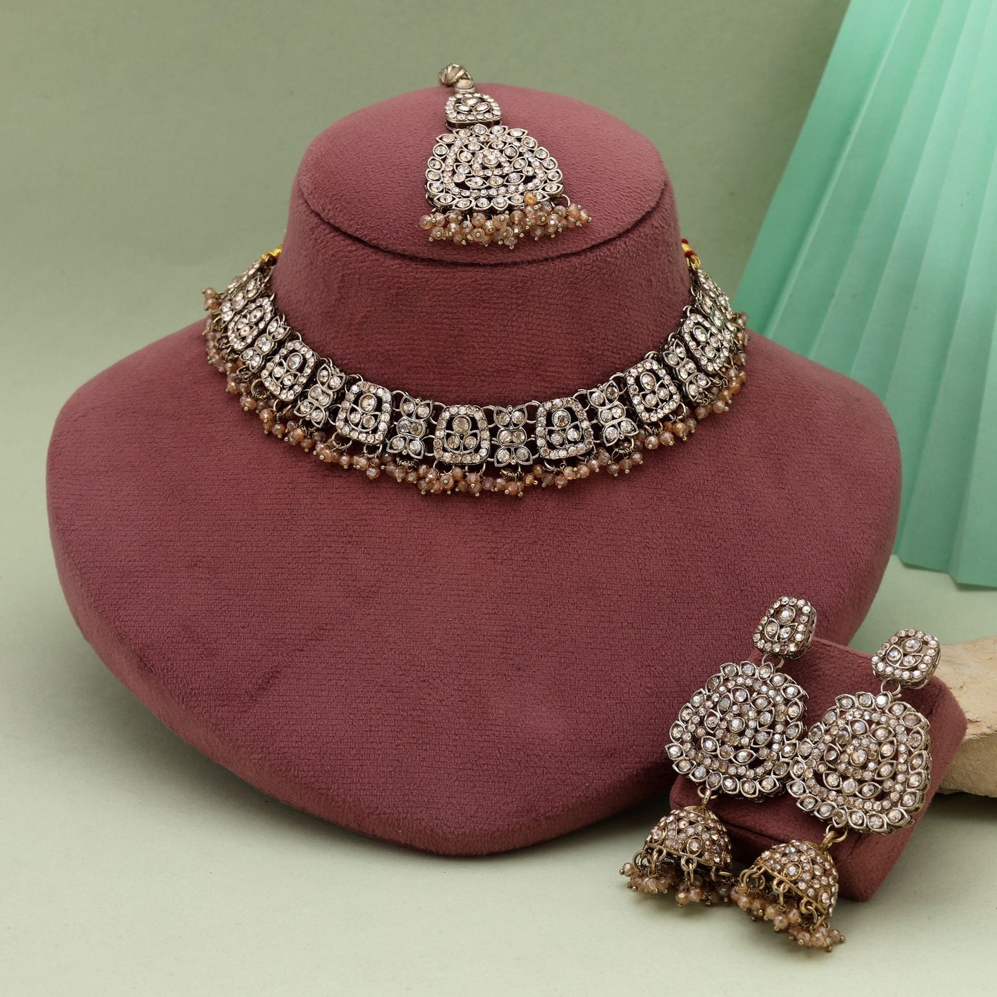 Glamorous Gold Color Kundan Necklace Set With Matching Earrings For Party Outfits