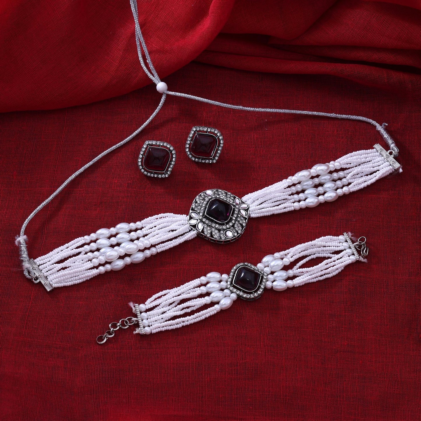 Königsviolettes Choker-Kundan-Halsketten-Set mit atemberaubenden Polki-Details