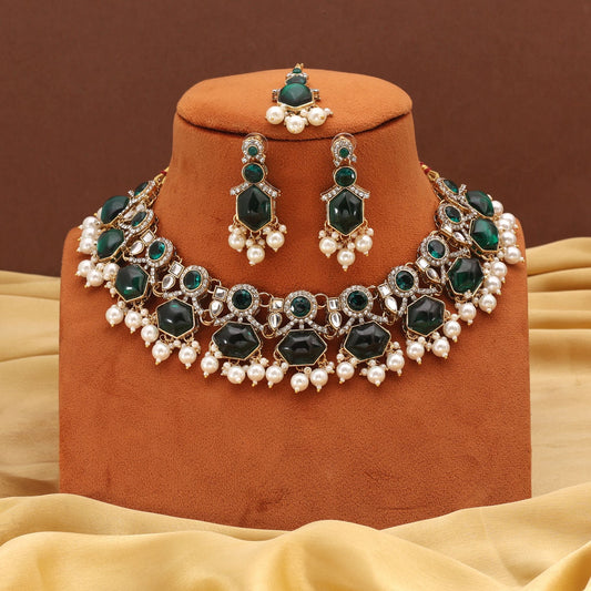 Stilvolles grünes Kundan-Halsketten-Set, perfekt für festliche und Party-Kleidung