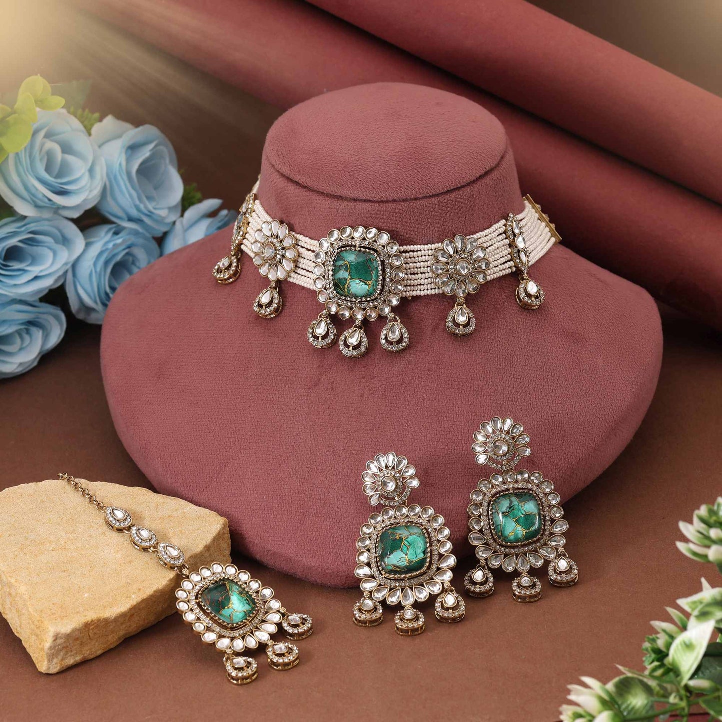 Elegantes grünes Choker-Kundan-Halsketten-Set, gefertigt für zeitlose festliche Schönheit