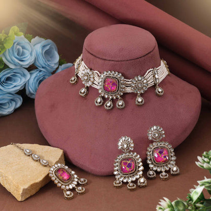 Kühner, magentafarbener Choker-Kundan-Halskettensatz, der Ihren besonderen Anlässen Charme verleiht