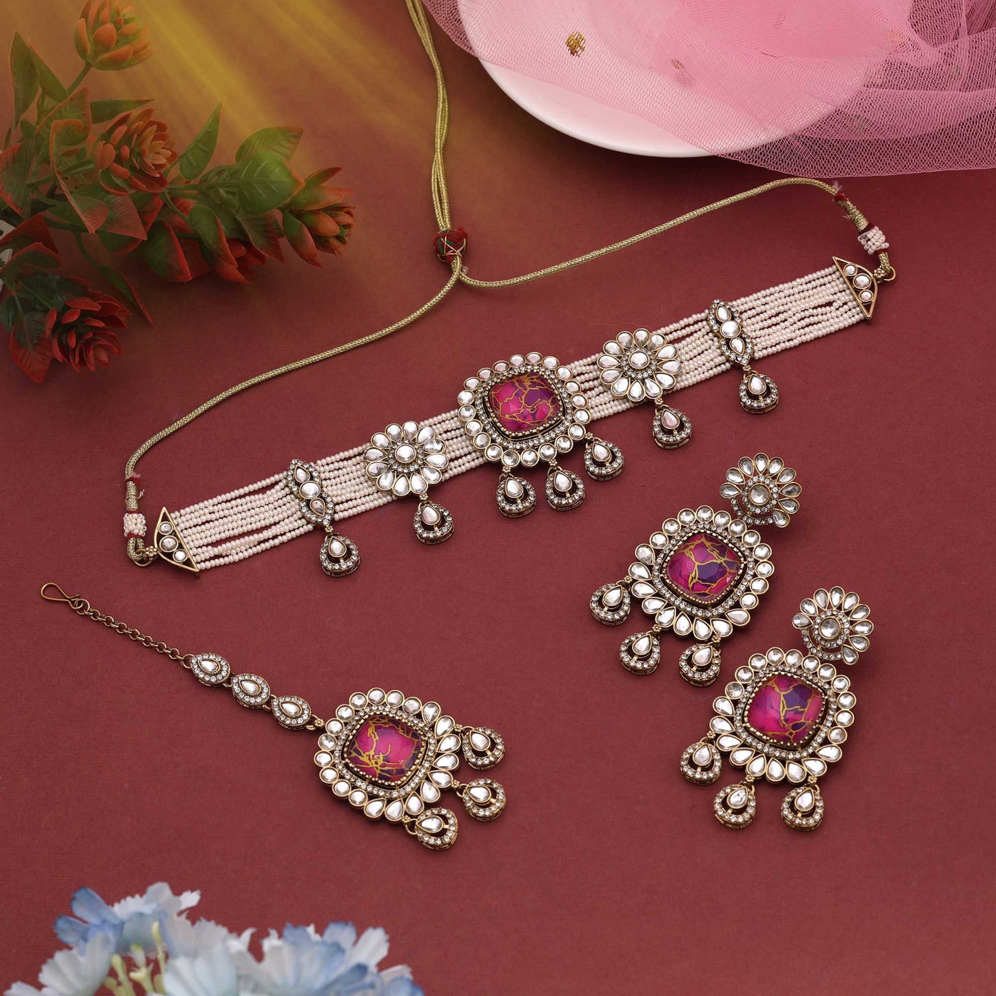 Kühner, magentafarbener Choker-Kundan-Halskettensatz, der Ihren besonderen Anlässen Charme verleiht