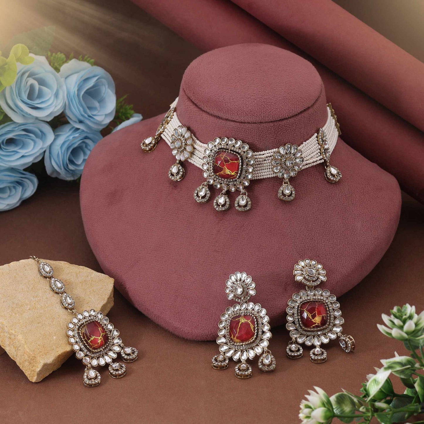 Reichhaltige weinrote Choker-Kundan-Halskette, perfekt für einen luxuriösen Braut-Look