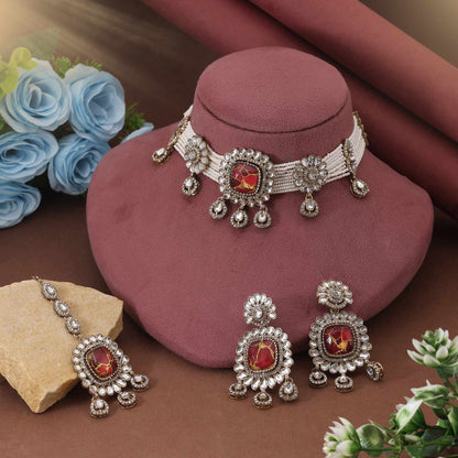 Reichhaltige weinrote Choker-Kundan-Halskette, perfekt für einen luxuriösen Braut-Look