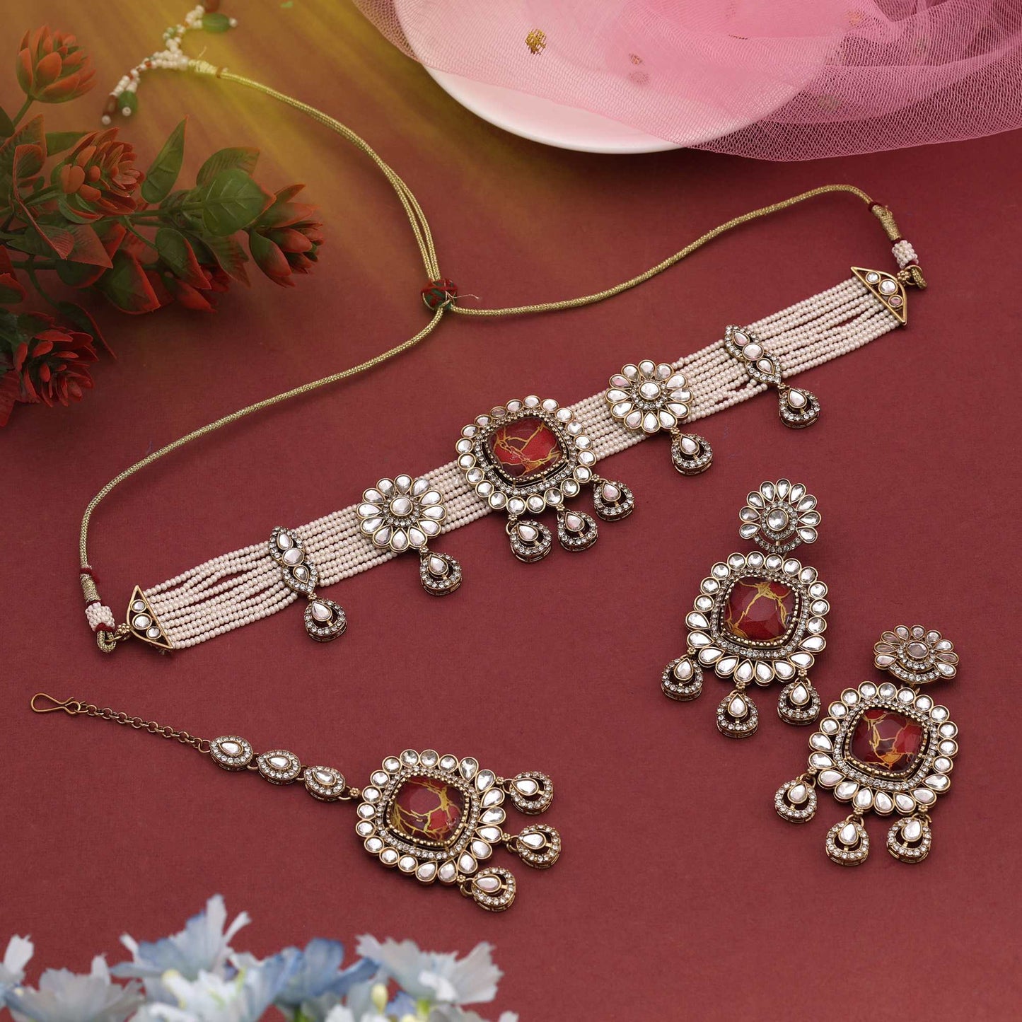 Reichhaltige weinrote Choker-Kundan-Halskette, perfekt für einen luxuriösen Braut-Look