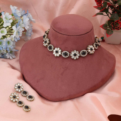 Fett-schwarzes Kundan-Halsketten-Set, das geschaffen wurde, um dramatische und zeitlose Eleganz zu verleihen