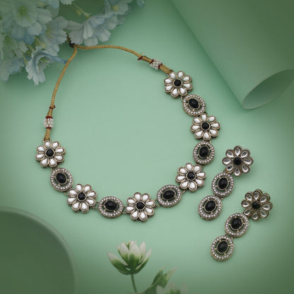 Fett-schwarzes Kundan-Halsketten-Set, das geschaffen wurde, um dramatische und zeitlose Eleganz zu verleihen