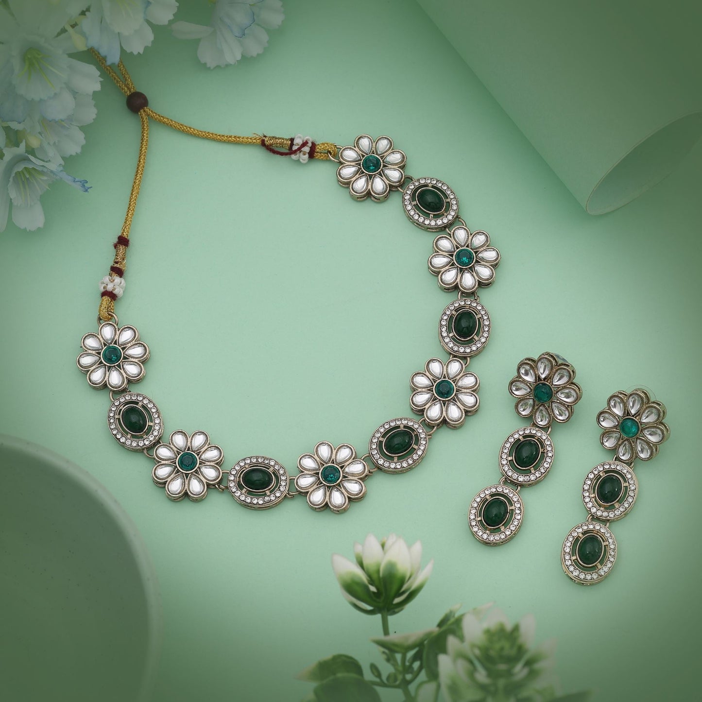 Erfrischendes grünes Kundan-Halsketten-Set, wunderschön gearbeitet für festliche Anlässe und Hochzeiten