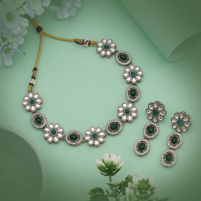 Erfrischendes grünes Kundan-Halsketten-Set, wunderschön gearbeitet für festliche Anlässe und Hochzeiten