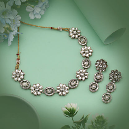 Reinweißes Kundan-Halsketten-Set, das strahlende Brillanz für jede große Feier bietet