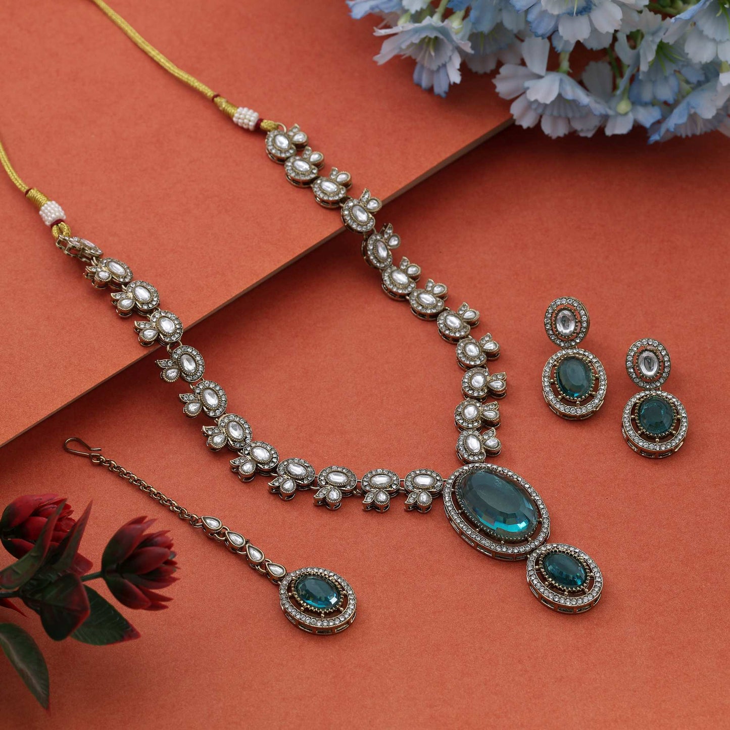 Frisches hellgrünes Kundan-Halsketten-Set, ideal für anmutige und erfrischende ethnische Looks