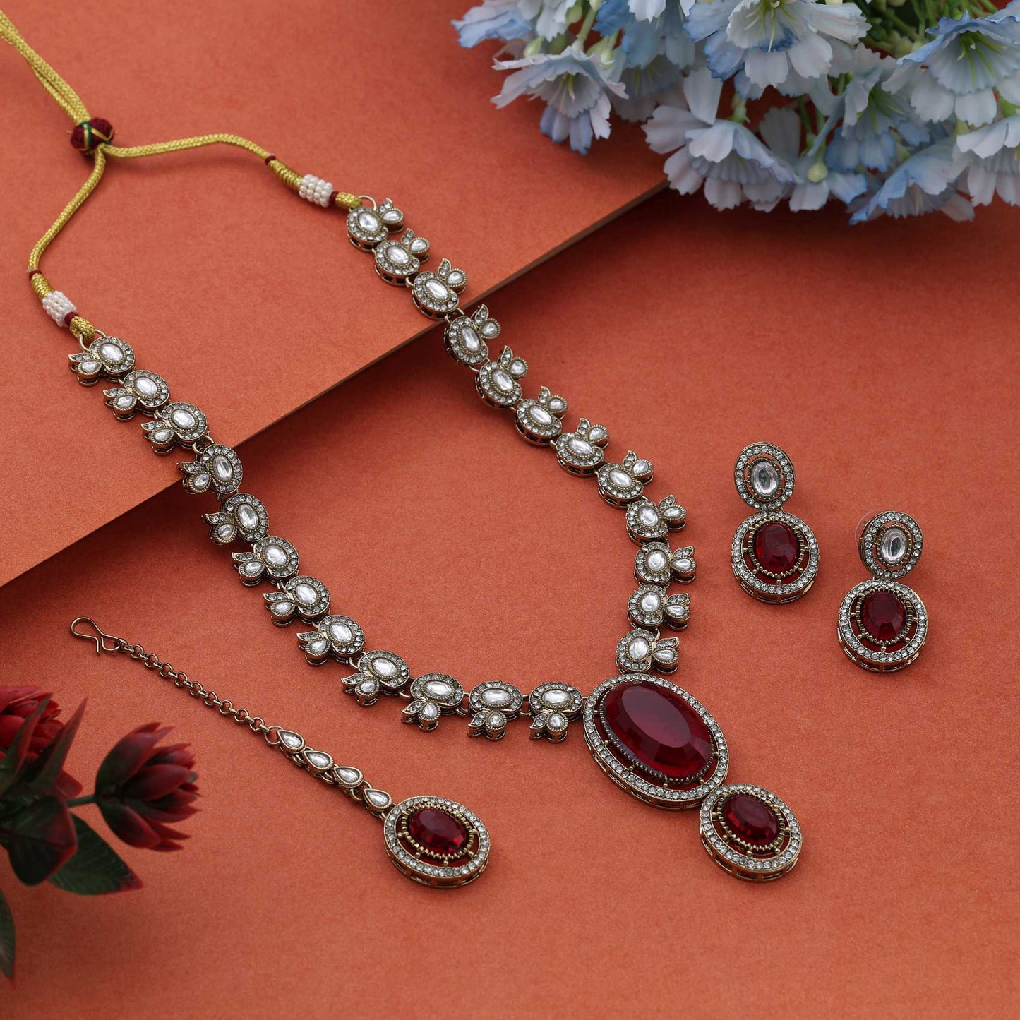 Leuchtend rotes Kundan-Halsketten-Set, gefertigt für klassische Braut- und festliche Traditionen