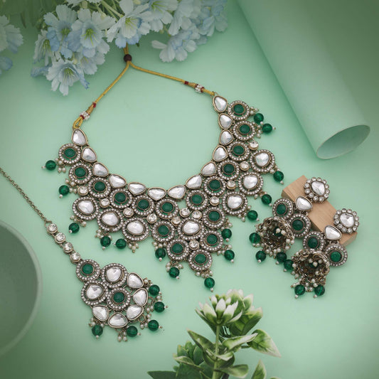 Wunderschönes Kundan-Halsketten-Set in Grün, geschaffen für zeitlos festlichen und zeremoniellen Stil