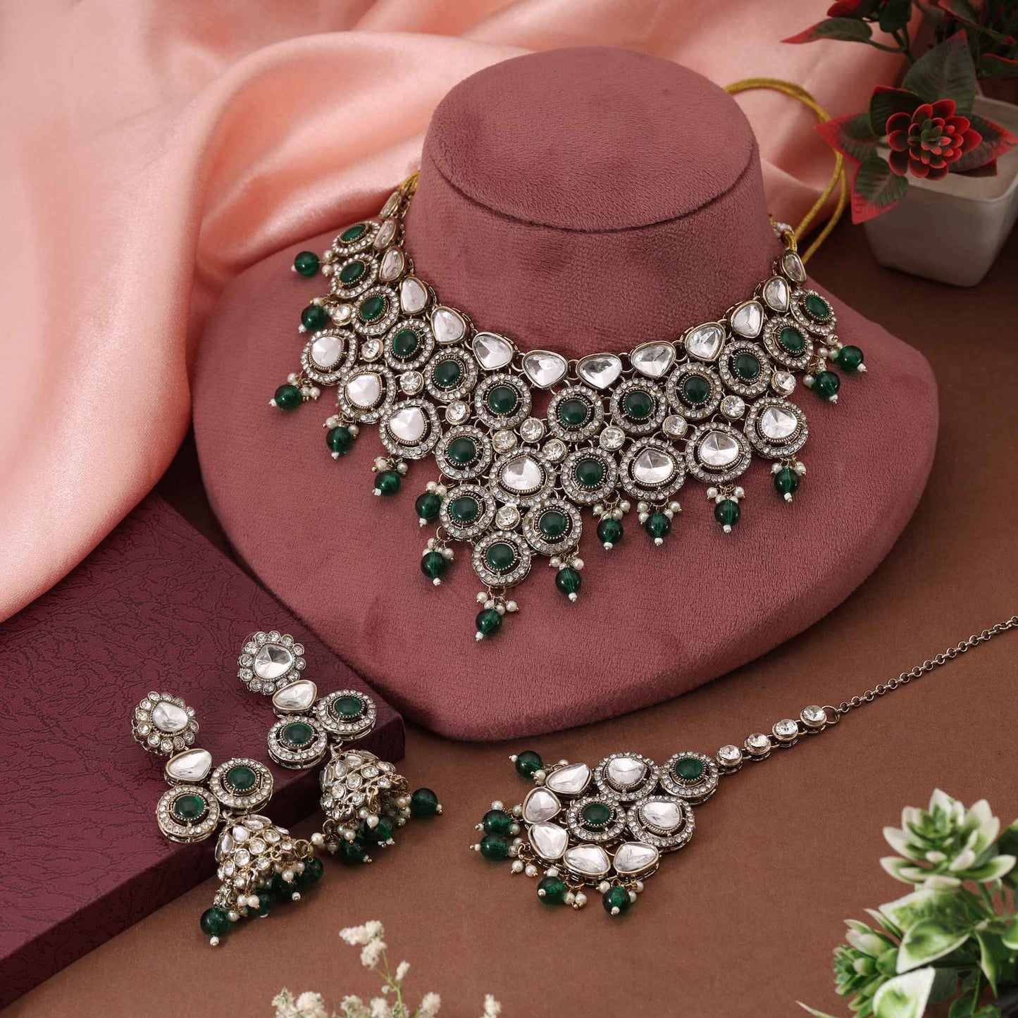 Gorgeous Green Color Kundan Necklace Set Crafted For Timeless Festive And Ceremonial Style