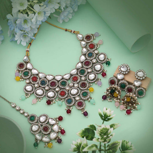 Festliches mehrfarbiges Kundan-Halsketten-Set mit lebhaften Steinen für fröhliche Feiern