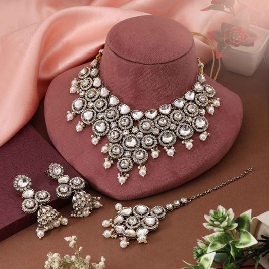 Makelloses weißes Kundan-Halsketten-Set, das raffinierte Eleganz für jedes besondere Ereignis bietet
