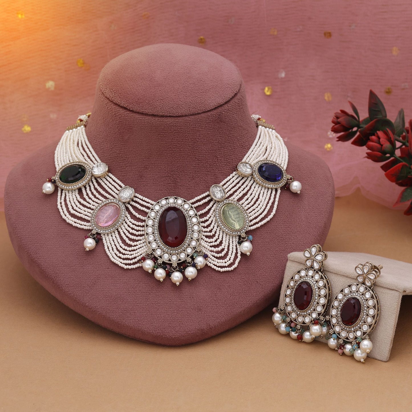 Mehrfarbiges Kundan-Halsketten-Set mit lebhaften Steinen für festliches Styling
