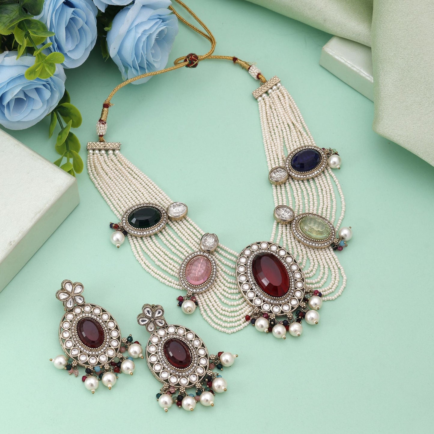 Mehrfarbiges Kundan-Halsketten-Set mit lebhaften Steinen für festliches Styling