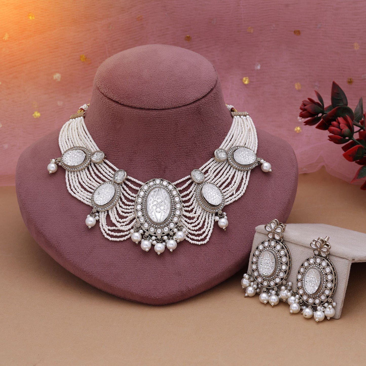 Weißes Kundan-Halsketten-Set mit klassischer Eleganz für traditionelle Anlässe