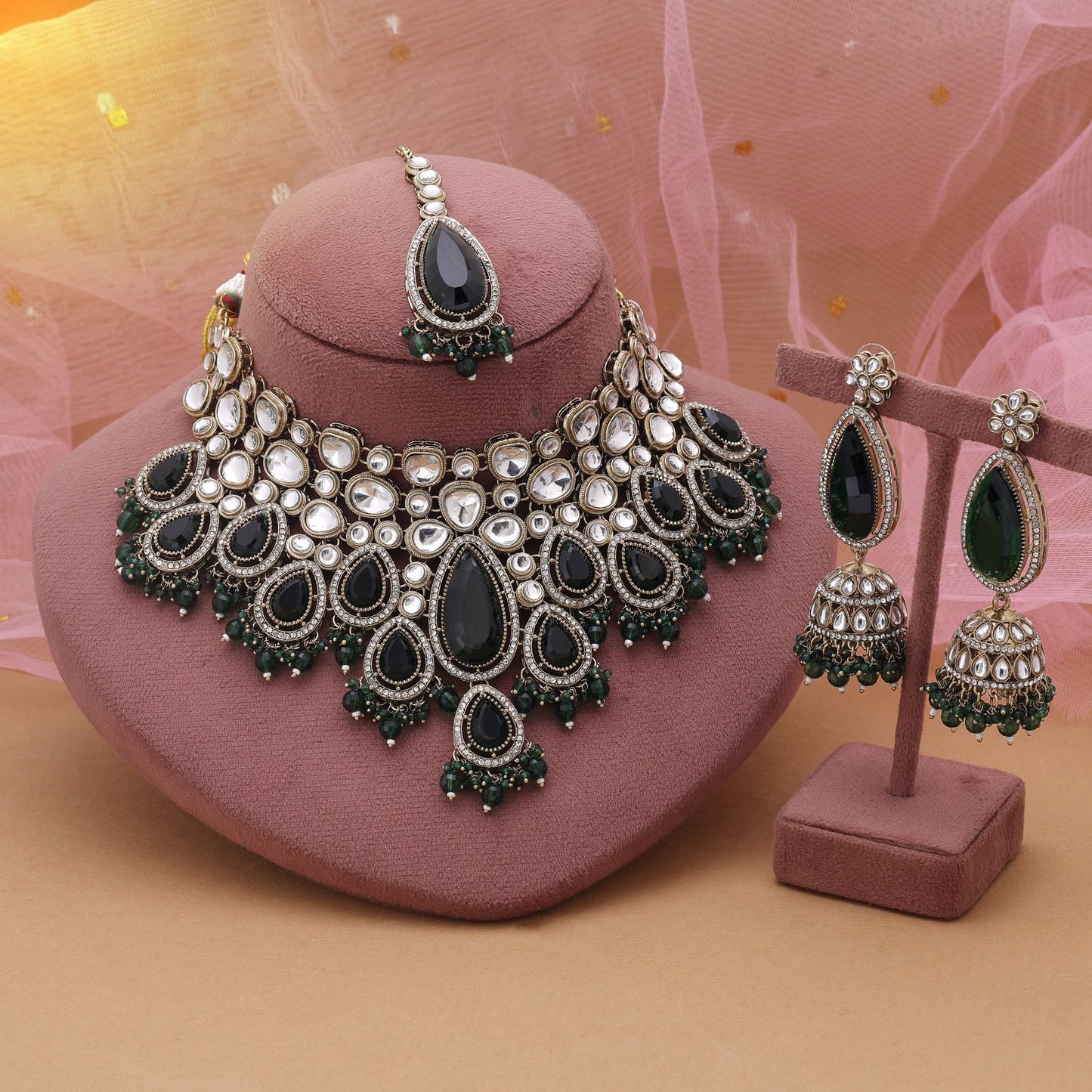 Grüne Kundan-Halskette mit traditionellen Details und festlichem Charme
