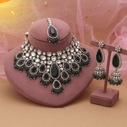 Grüne Kundan-Halskette mit traditionellen Details und festlichem Charme