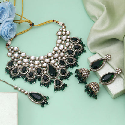 Grüne Kundan-Halskette mit traditionellen Details und festlichem Charme