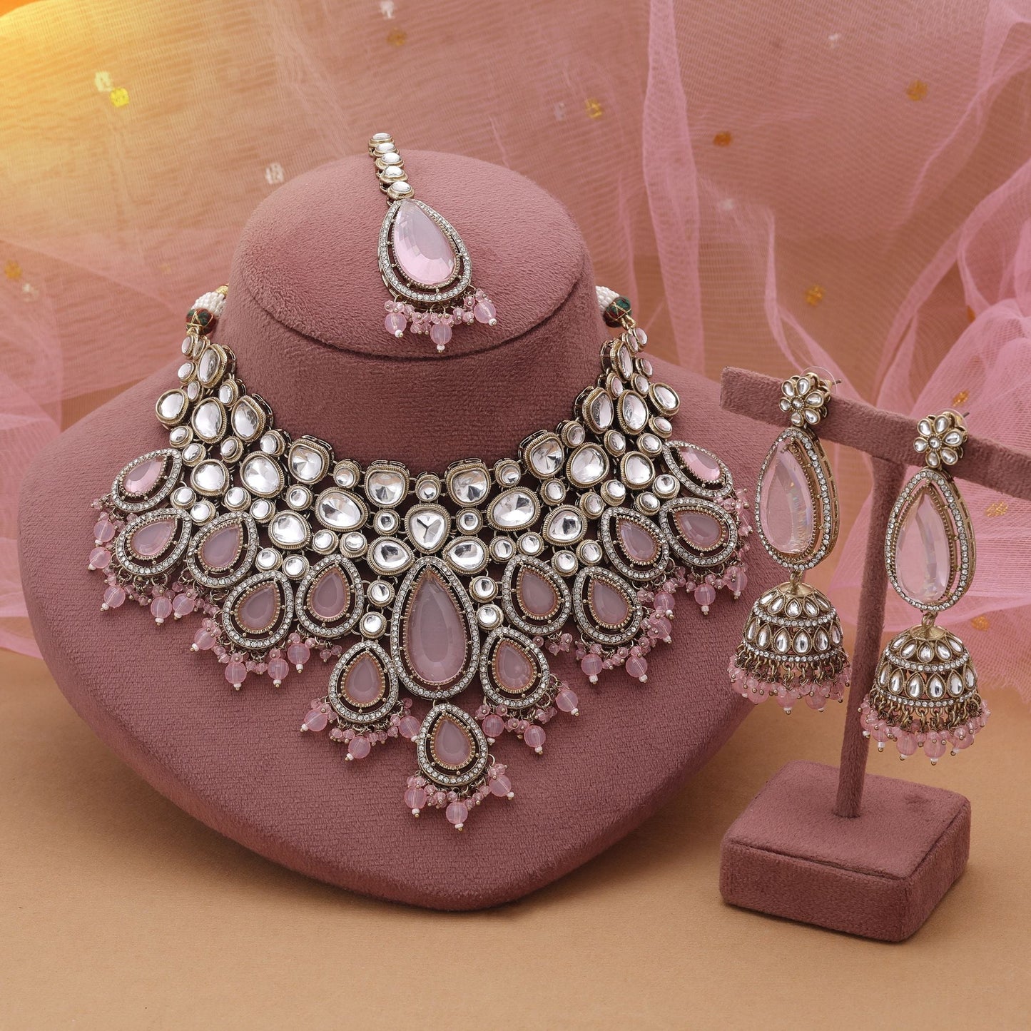 Pinkfarbenes Kundan-Halsketten-Set mit femininem Charme und traditioneller Schönheit