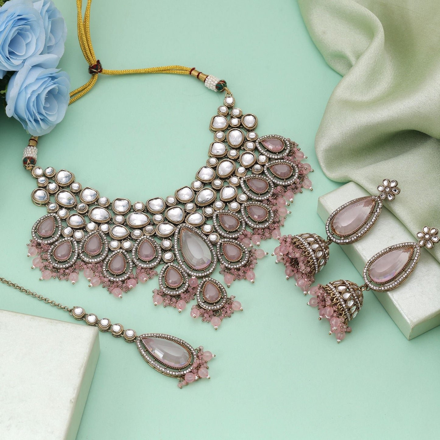 Pinkfarbenes Kundan-Halsketten-Set mit femininem Charme und traditioneller Schönheit