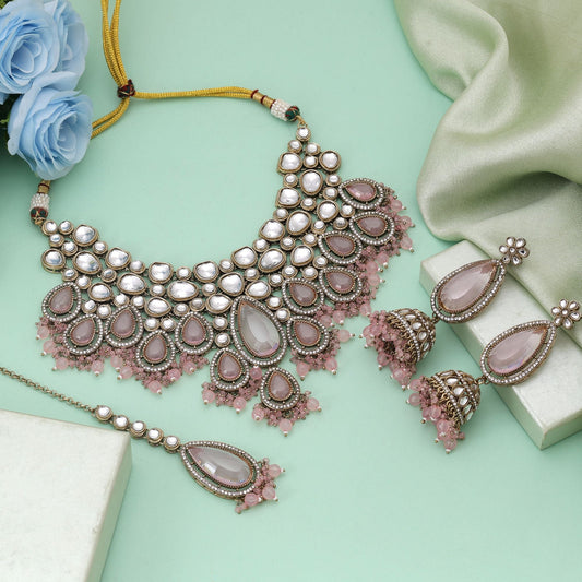 Pinkfarbenes Kundan-Halsketten-Set mit femininem Charme und traditioneller Schönheit