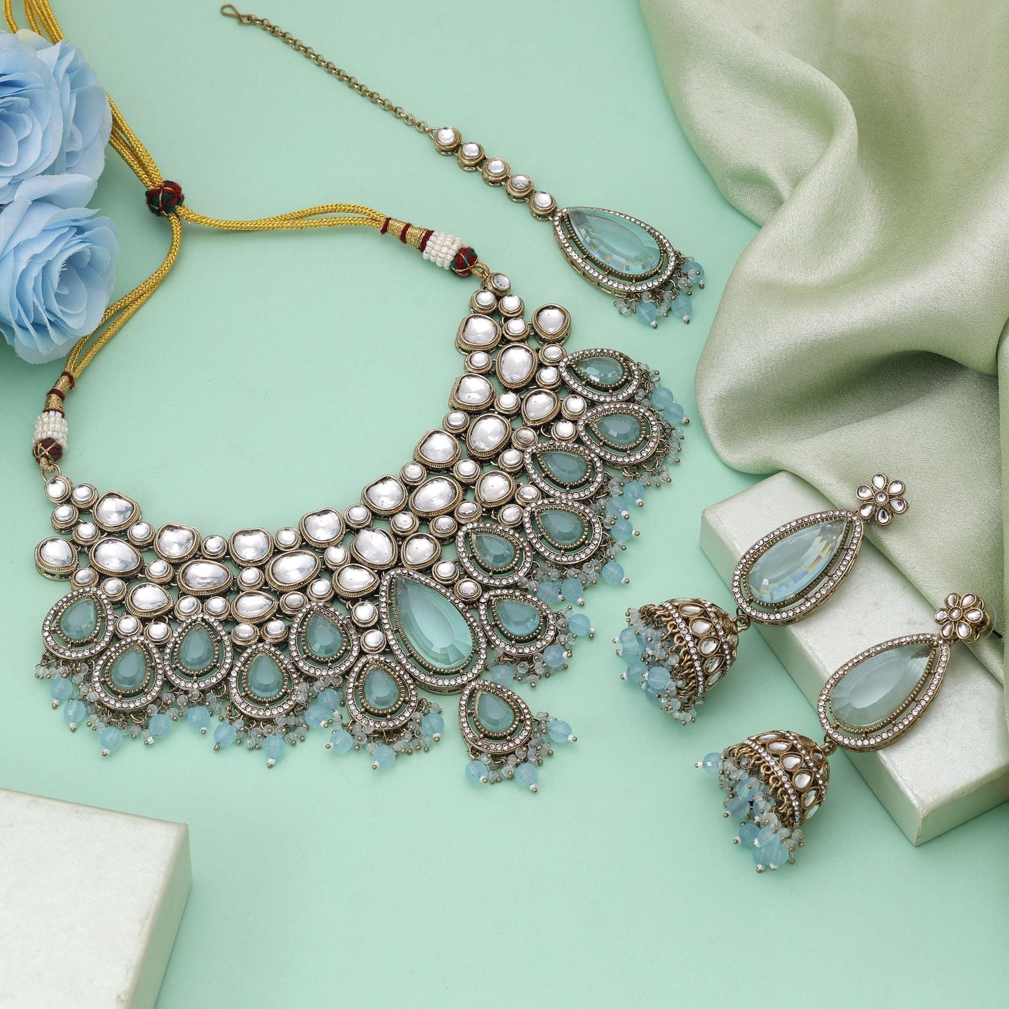 Himmelblaues Kundan-Halsketten-Set mit sanftem, elegantem, traditionellem Charme
