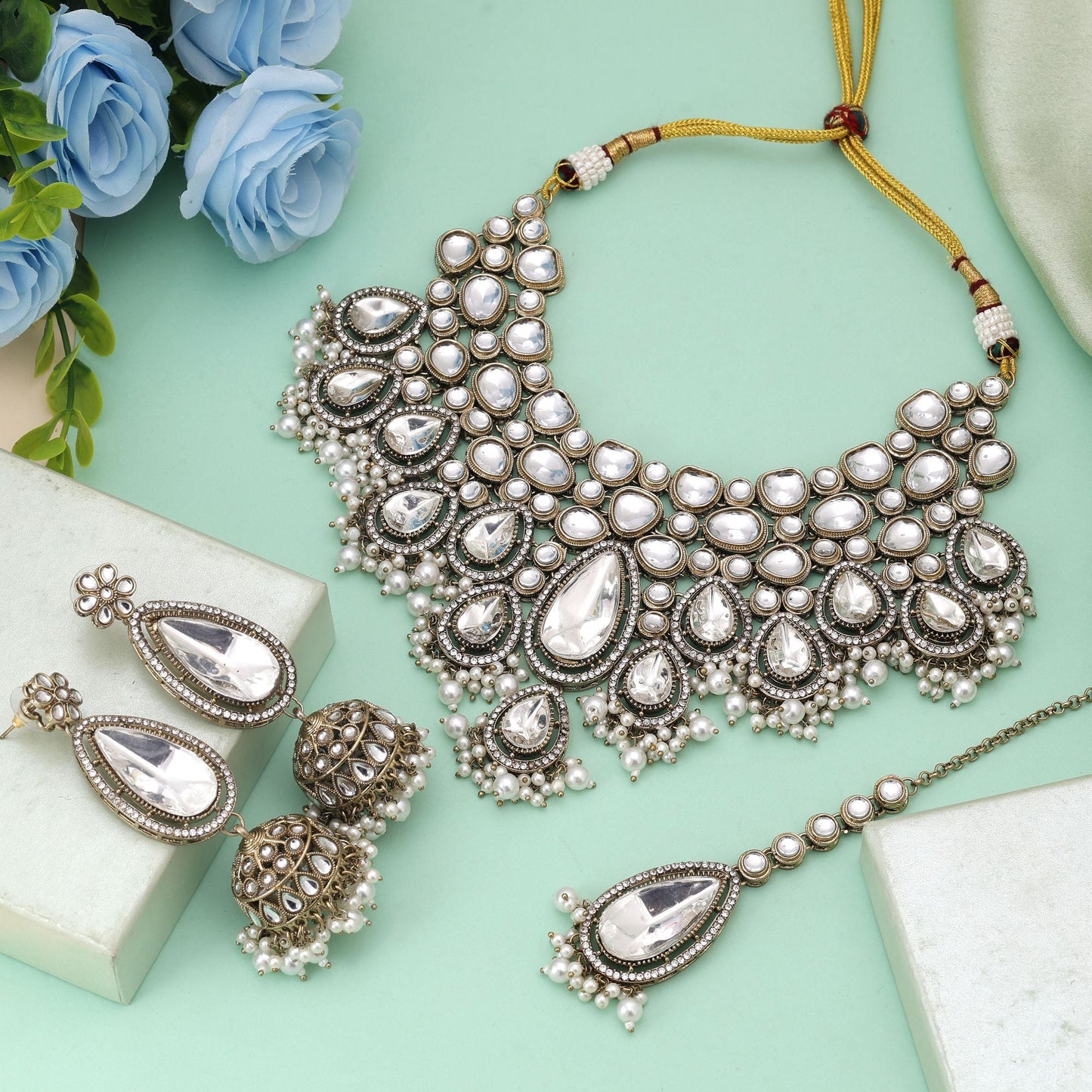 Weißes Kundan-Halsketten-Set für zeitlose Eleganz zu Ethno-Outfits