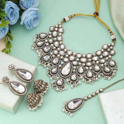 Weißes Kundan-Halsketten-Set für zeitlose Eleganz zu Ethno-Outfits