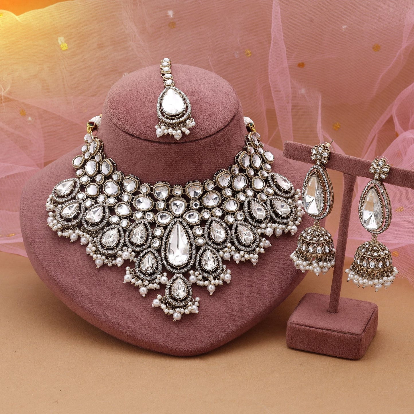 Weißes Kundan-Halsketten-Set für zeitlose Eleganz zu Ethno-Outfits
